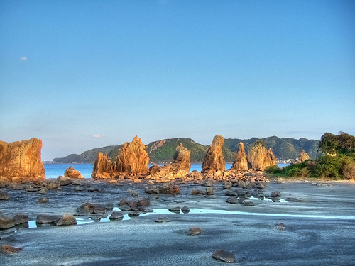 海岸に並ぶ、日の出の橋杭岩 橋杭岩】アクセス・営業時間・料金情報